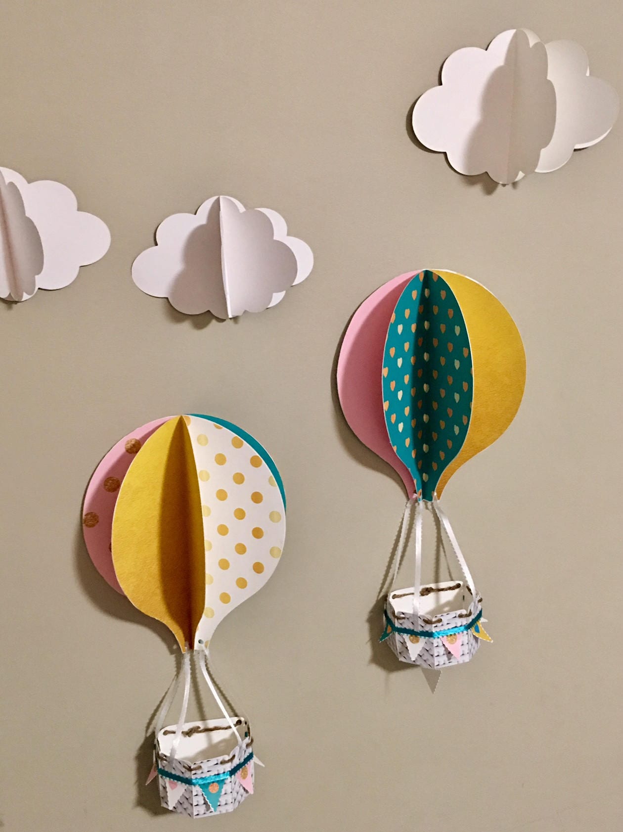 Hot air balloons/decoration/baby nursery/hanging or wall mounted - set of 2 balloons and clouds